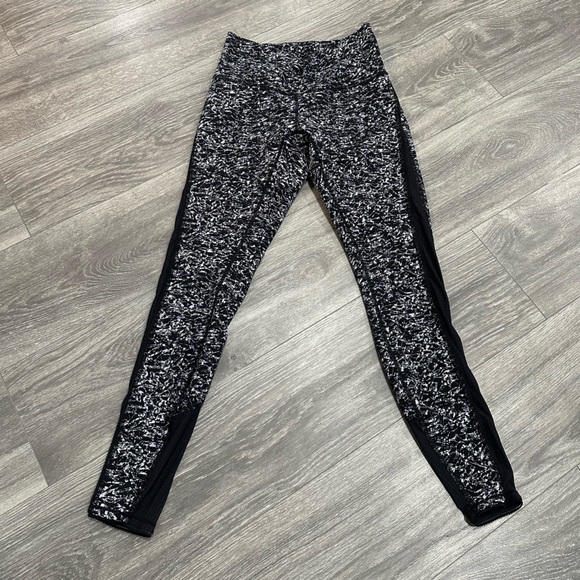 Lululemon Deep Breath Tight
Iced Wave White Black
Material: Full-On® Luon - Picture 3 of 9